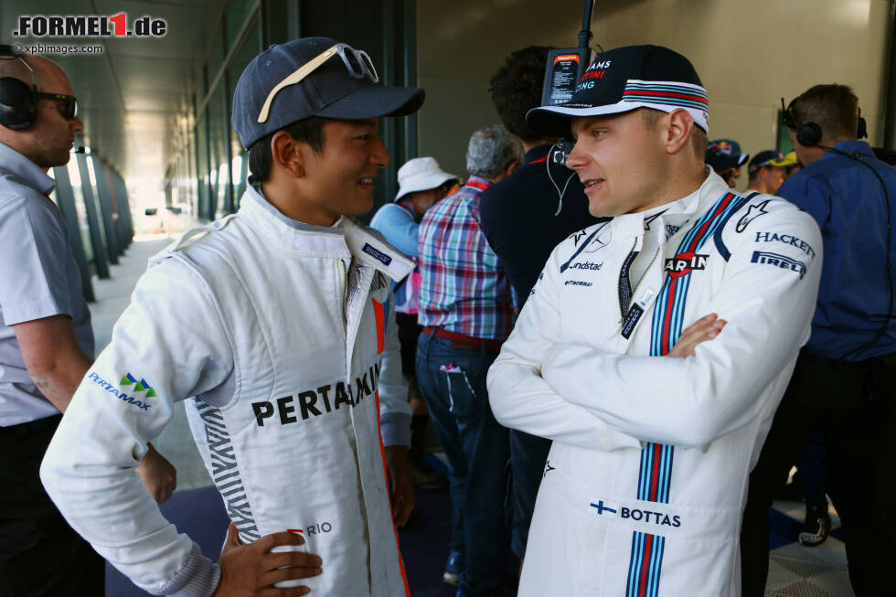 Foto zur News: Rio Haryanto (Manor) und Valtteri Bottas (Williams)
