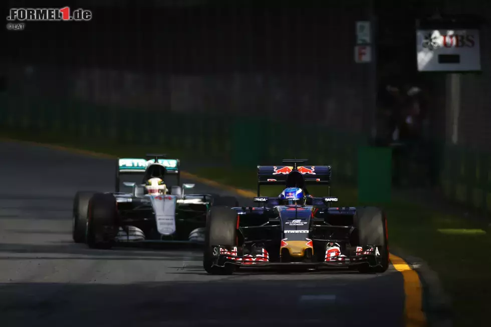 Foto zur News: Max Verstappen (Toro Rosso) und Lewis Hamilton (Mercedes)