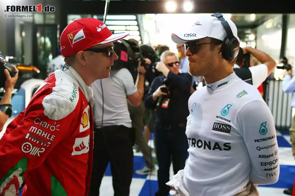 Foto zur News: Nico Rosberg (Mercedes) und Kimi Räikkönen (Ferrari)