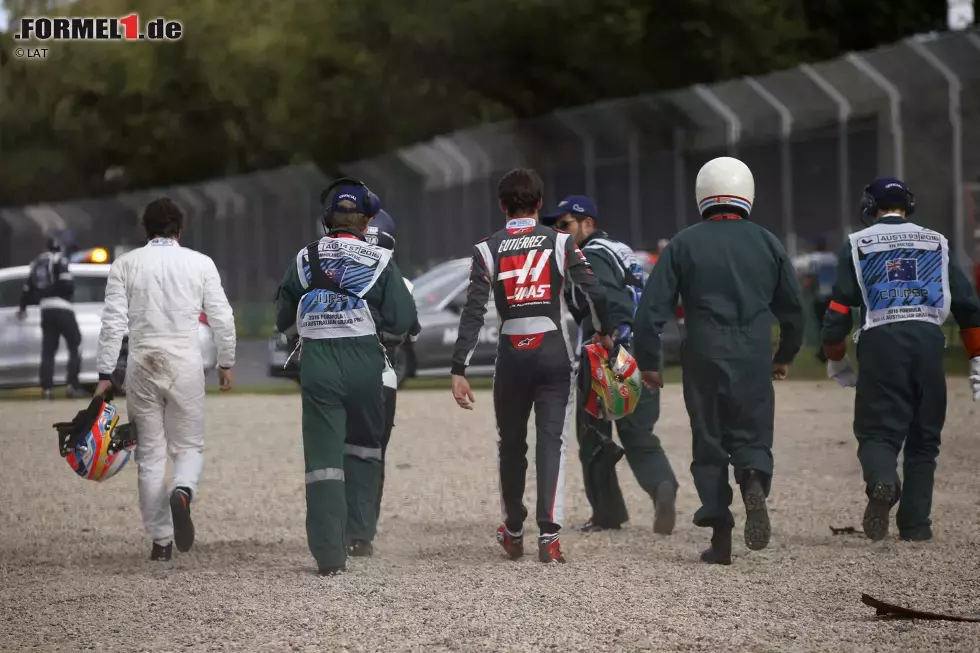 Foto zur News: Fernando Alonso (McLaren) und Esteban Gutierrez (Haas)