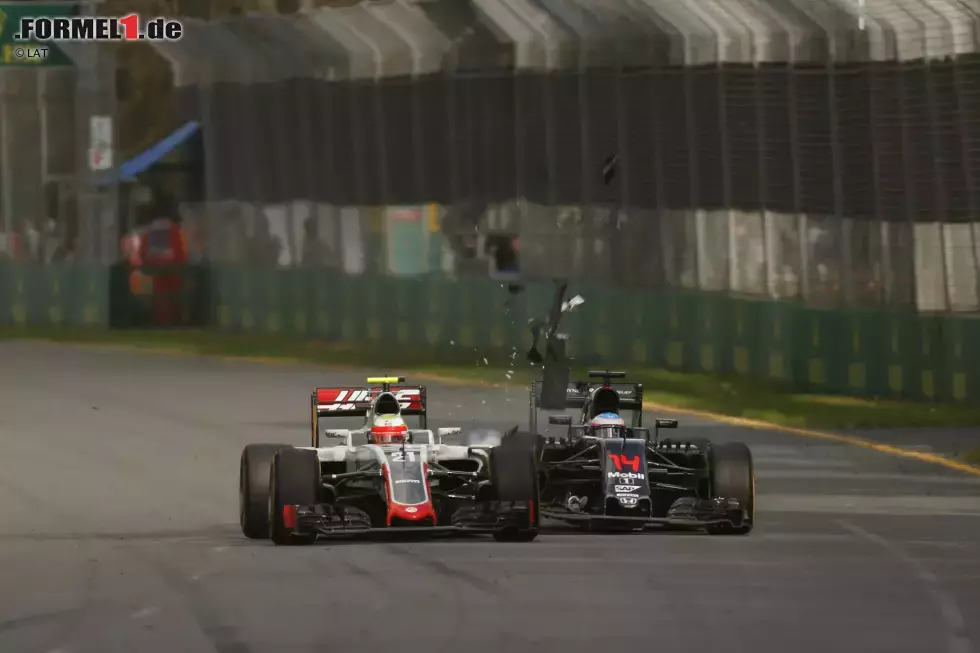 Foto zur News: Esteban Gutierrez (Haas) und Fernando Alonso (McLaren)