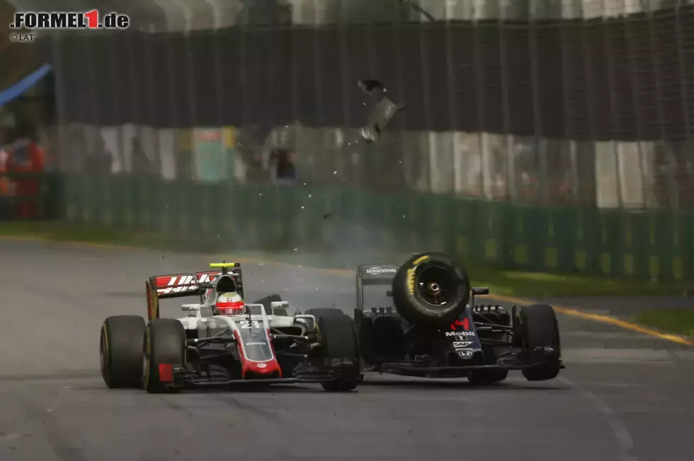 Foto zur News: Esteban Gutierrez (Haas) und Fernando Alonso (McLaren)