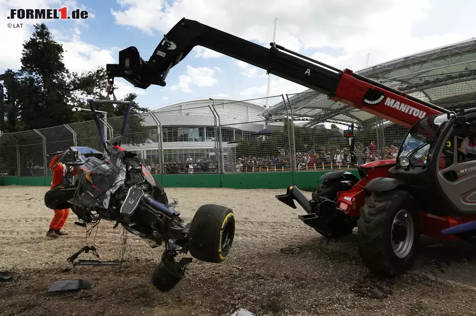 Foto zur News: Fernando Alonso (McLaren) und Esteban Gutierrez (Haas)