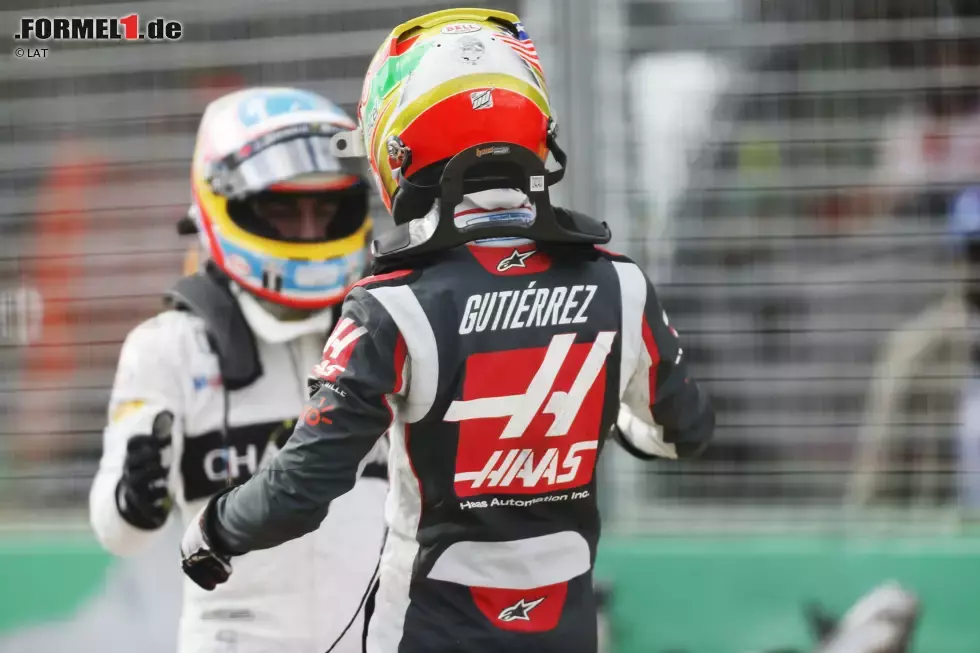 Foto zur News: Esteban Gutierrez (Haas) und Fernando Alonso (McLaren)