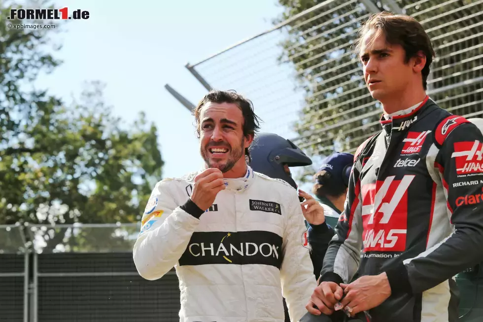 Foto zur News: Fernando Alonso (McLaren) und Esteban Gutierrez (Haas)