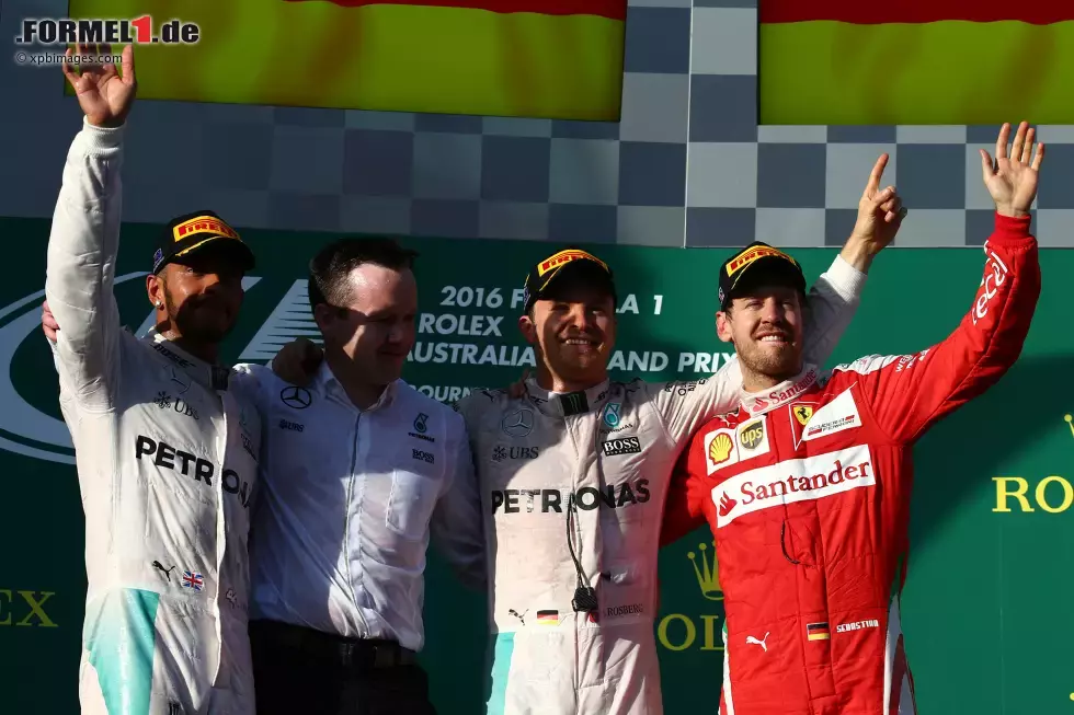 Foto zur News: Nico Rosberg (Mercedes), Lewis Hamilton (Mercedes) und Sebastian Vettel (Ferrari)