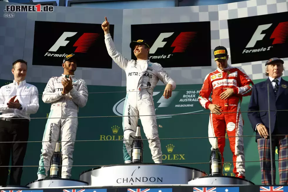 Foto zur News: Nico Rosberg (Mercedes), Lewis Hamilton (Mercedes), Sebastian Vettel (Ferrari) und Jackie Stewart