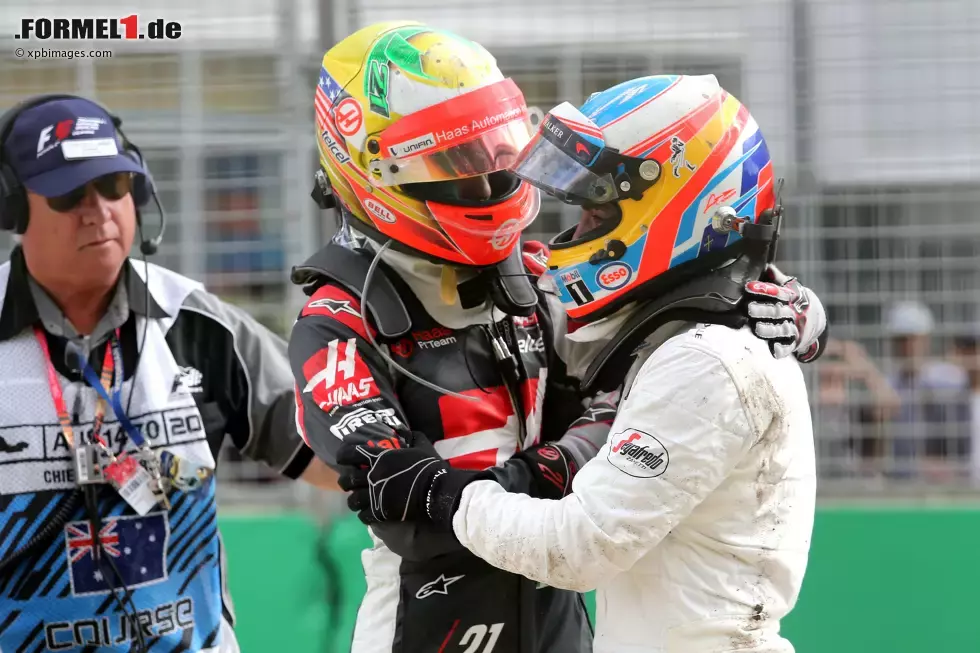 Foto zur News: Esteban Gutierrez (Haas) und Fernando Alonso (McLaren)