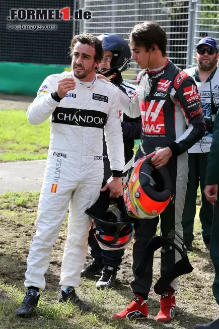 Foto zur News: Esteban Gutierrez (Haas) und Fernando Alonso (McLaren)