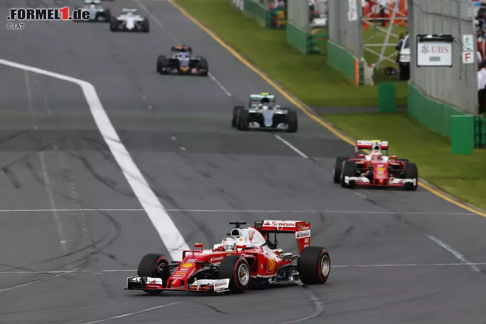 Foto zur News: Sebastian Vettel (Ferrari), Kimi Räikkönen (Ferrari) und Nico Rosberg (Mercedes)