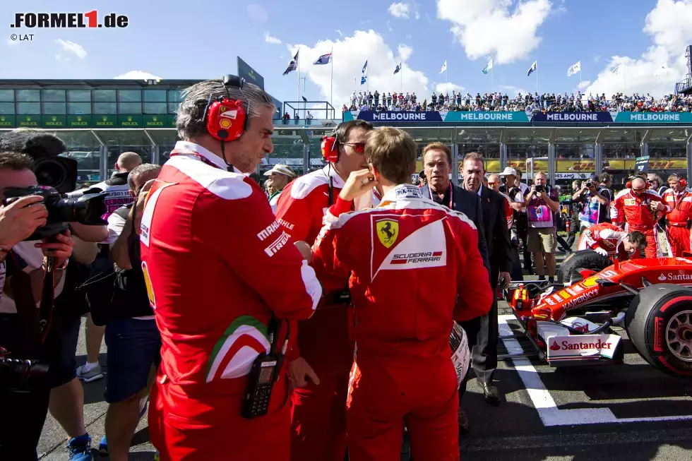 Foto zur News: Maurizio Arrivabene und Sebastian Vettel (Ferrari)