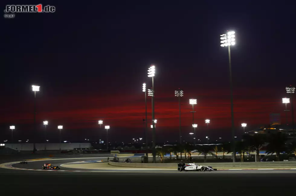 Foto zur News: Valtteri Bottas (Williams) und Daniil Kwjat (Red Bull)