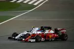 Foto zur News: Valtteri Bottas (Williams) und Kimi Räikkönen (Ferrari)