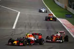 Foto zur News: Daniil Kwjat (Red Bull) und Kimi Räikkönen (Ferrari)