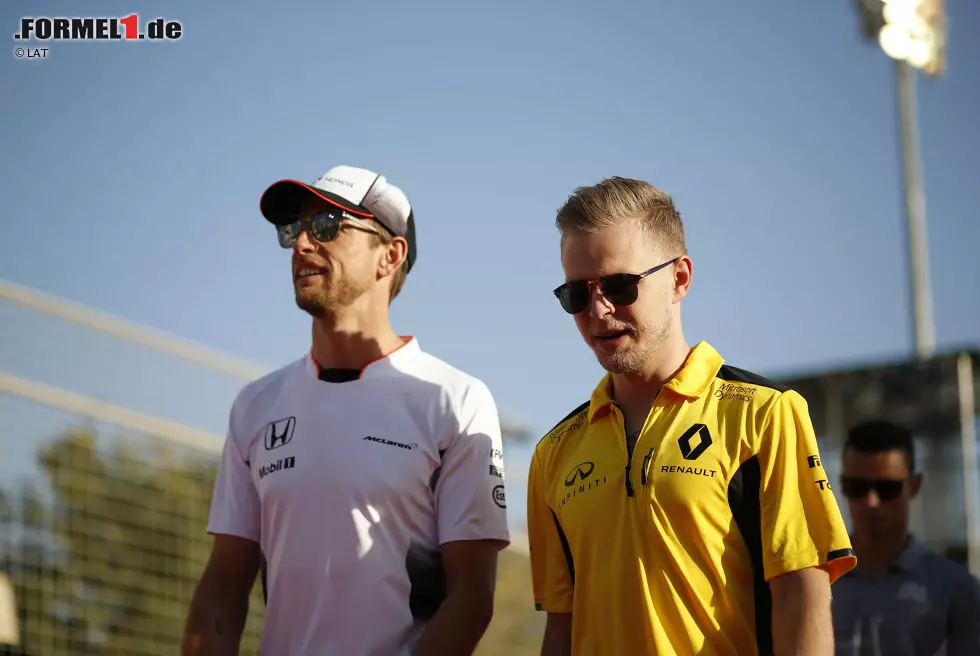 Foto zur News: Jenson Button (McLaren), Kevin Magnussen (Renault) und Pascal Wehrlein (Manor)