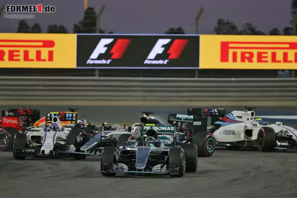 Foto zur News: Nico Rosberg (Mercedes), Lewis Hamilton (Mercedes) und Valtteri Bottas (Williams)