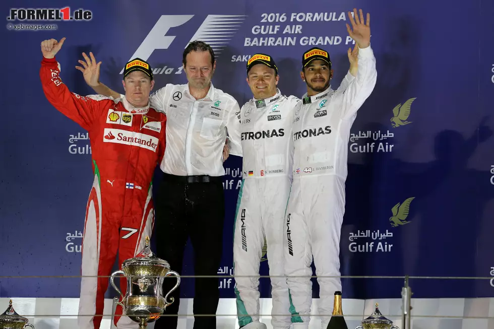 Foto zur News: Nico Rosberg (Mercedes), Lewis Hamilton (Mercedes) und Kimi Räikkönen (Ferrari)