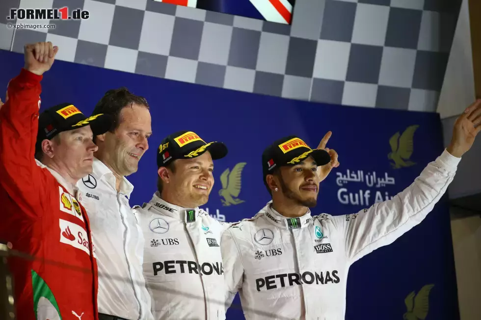 Foto zur News: Kimi Räikkönen (Ferrari), Nico Rosberg (Mercedes) und Lewis Hamilton (Mercedes)