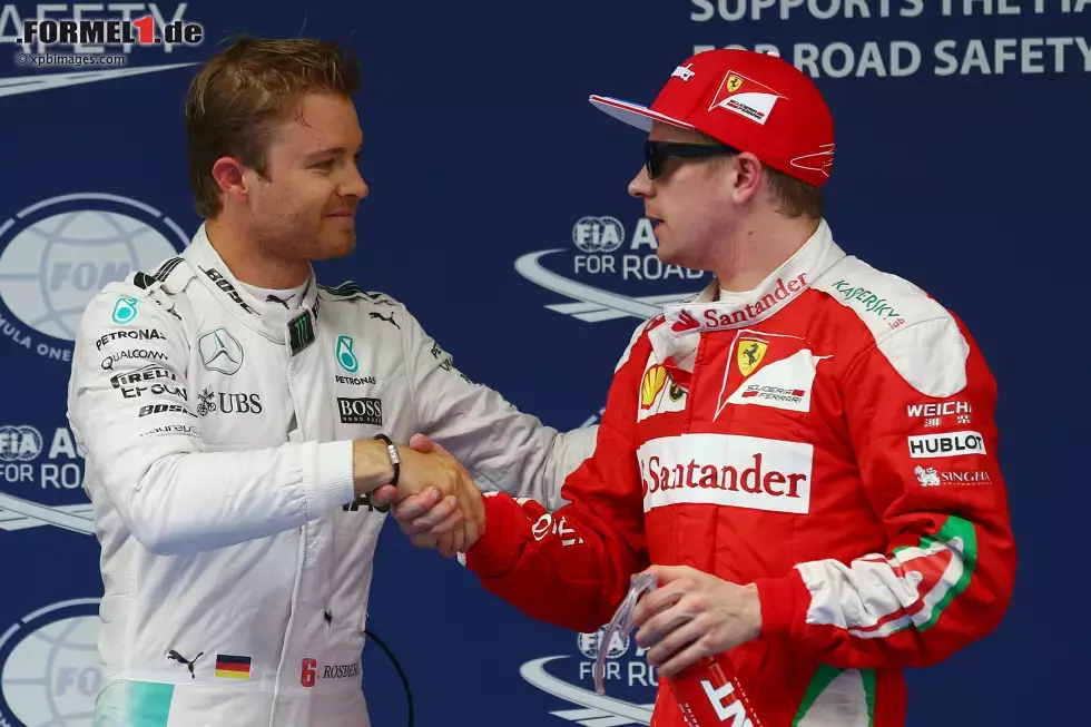 Foto zur News: Nico Rosberg (Mercedes) und Kimi Räikkönen (Ferrari)