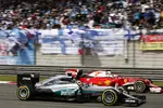 Foto zur News: Lewis Hamilton (Mercedes) und Kimi Räikkönen (Ferrari)