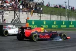 Foto zur News: Daniil Kwjat (Red Bull) und Felipe Massa (Williams)