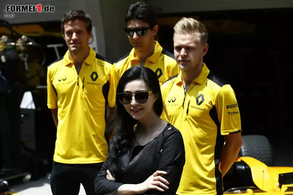 Foto zur News: Jolyon Palmer (Renault), Esteban Ocon und Kevin Magnussen (Renault)