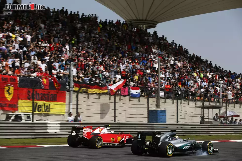 Foto zur News: Lewis Hamilton (Mercedes) und Kimi Räikkönen (Ferrari)