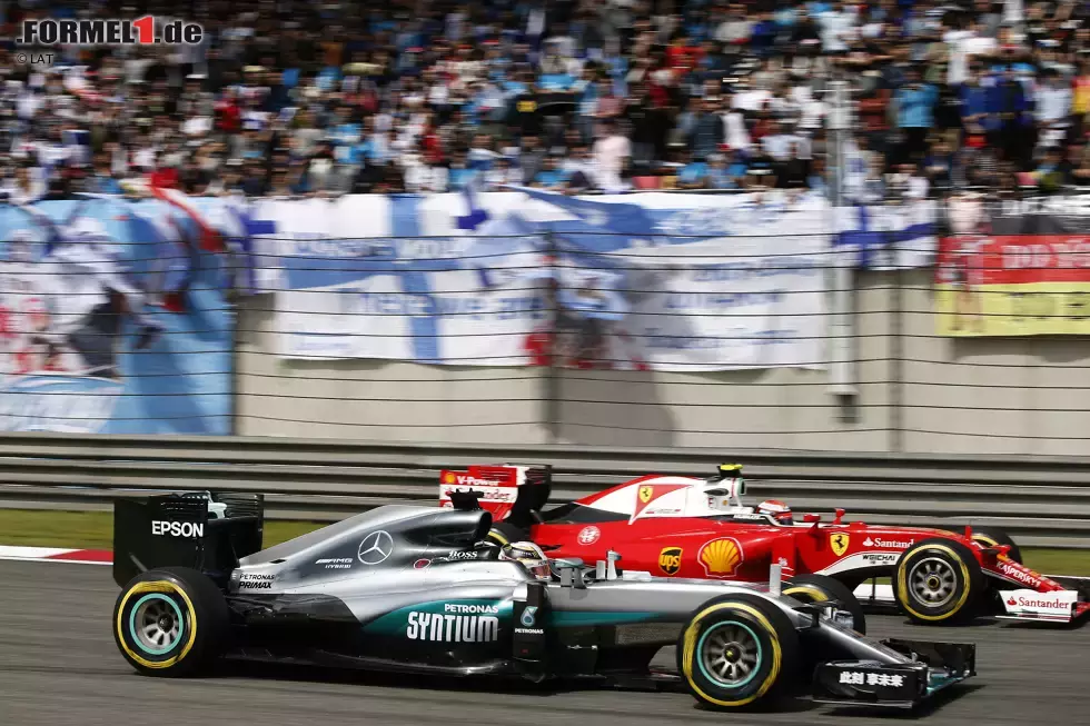 Foto zur News: Lewis Hamilton (Mercedes) und Kimi Räikkönen (Ferrari)