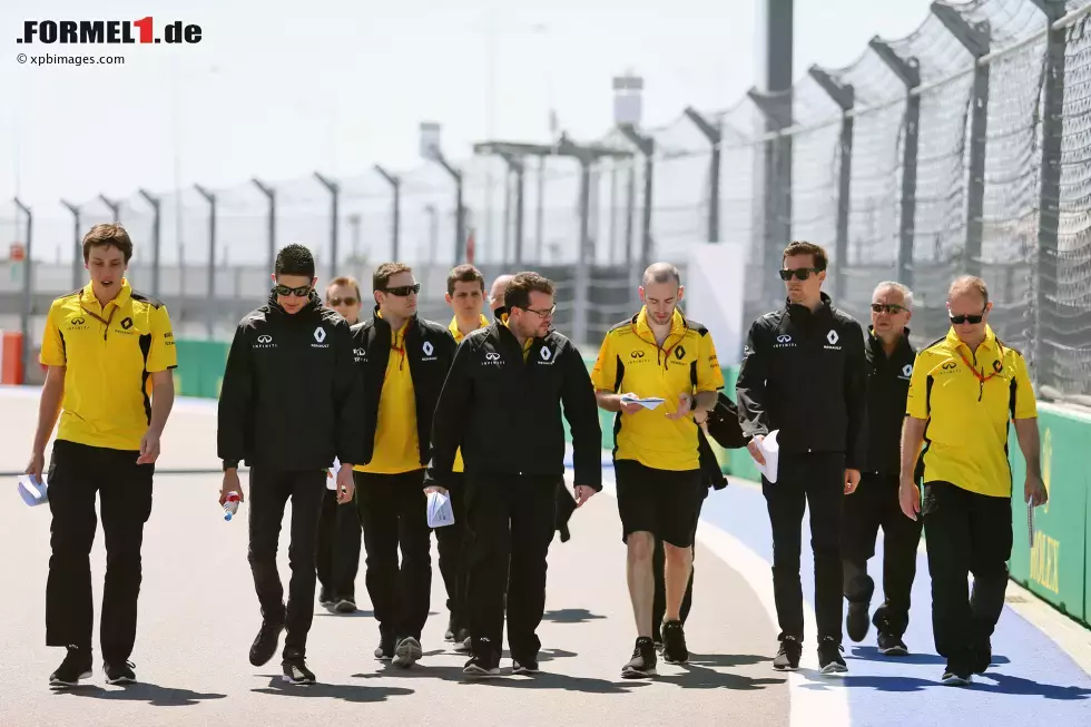 Foto zur News: Jolyon Palmer (Renault) und Esteban Ocon