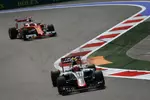 Foto zur News: Esteban Gutierrez (Haas) und Kimi Räikkönen (Ferrari)