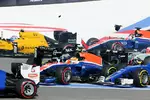 Foto zur News: Nico Hülkenberg (Force India) und Rio Haryanto (Manor)