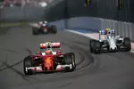 Foto zur News: Kimi Räikkönen (Ferrari), Valtteri Bottas (Williams) und Fernando Alonso (McLaren)