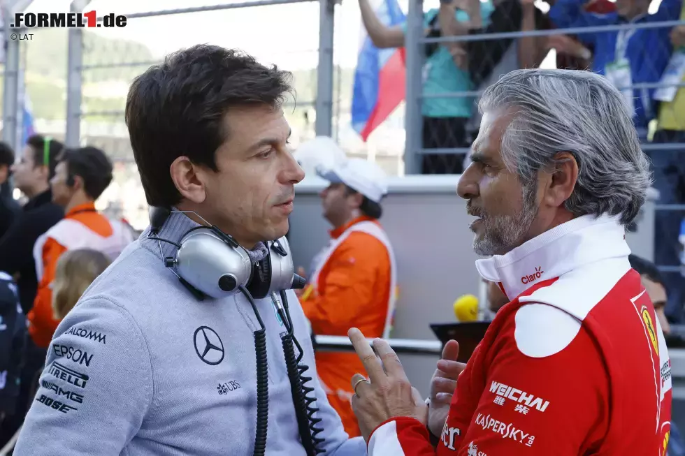 Foto zur News: Toto Wolff und Maurizio Arrivabene