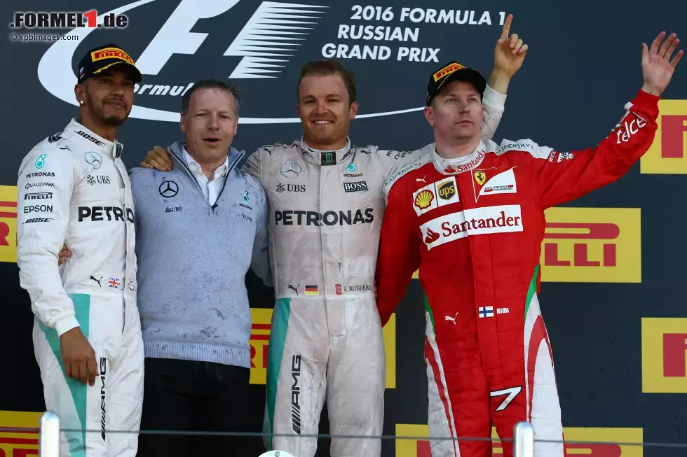 Foto zur News: Nico Rosberg (Mercedes), Lewis Hamilton (Mercedes) und Kimi Räikkönen (Ferrari)