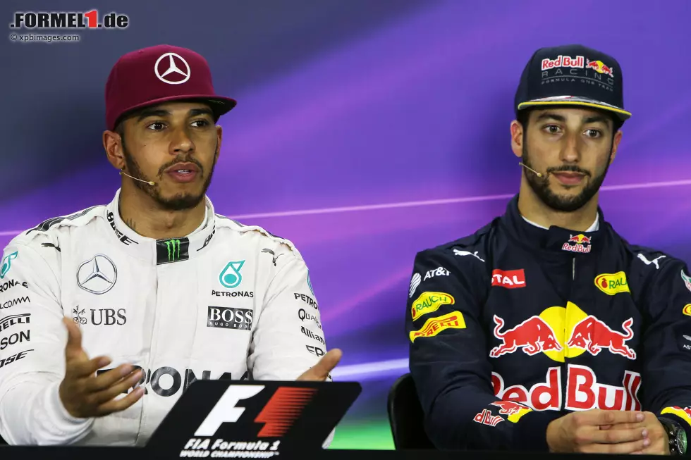 Foto zur News: Lewis Hamilton (Mercedes) und Daniel Ricciardo (Red Bull)