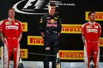 Foto zur News: Max Verstappen (Red Bull), Sebastian Vettel (Ferrari) und Kimi Räikkönen (Ferrari)