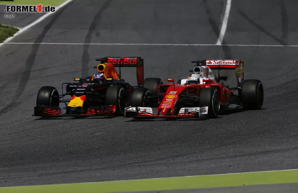 Foto zur News: Daniel Ricciardo (Red Bull) und Sebastian Vettel (Ferrari)