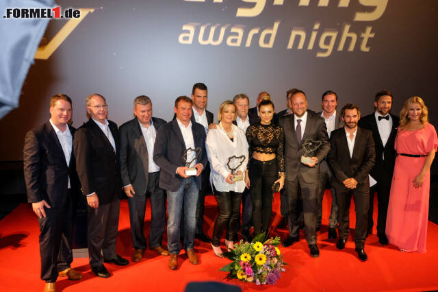 Foto zur News: Alle Preisträger und VIPs beim Gruppenfoto. Der erste Nürburgring-Award war ein voller Erfolg.