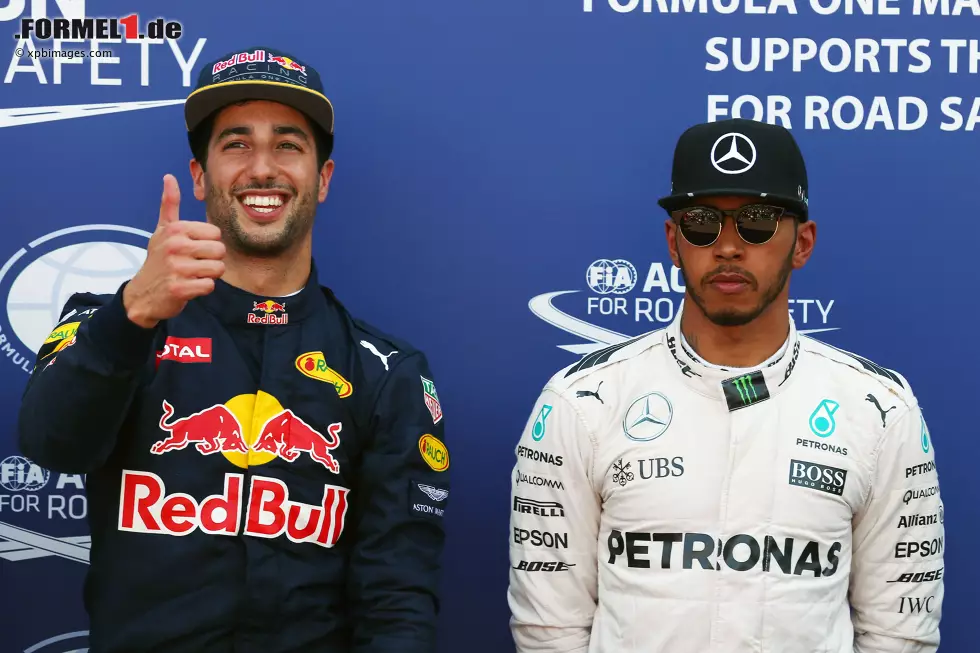 Foto zur News: Daniel Ricciardo (Red Bull) und Lewis Hamilton (Mercedes)