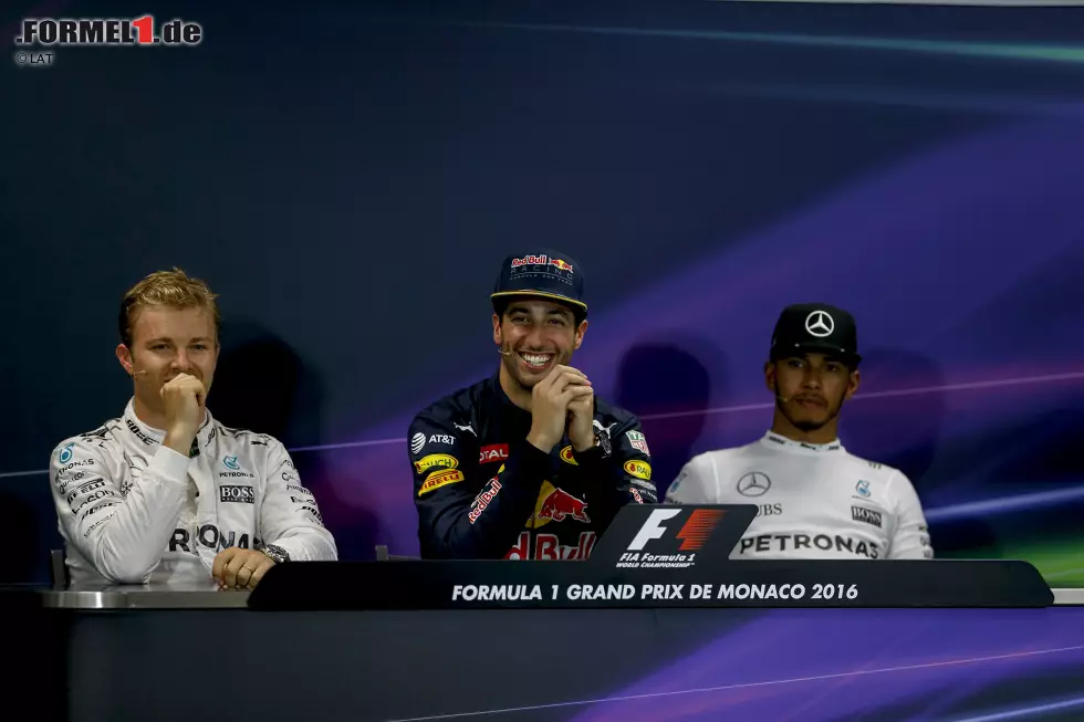 Foto zur News: Nico Rosberg (Mercedes), Daniel Ricciardo (Red Bull) und Lewis Hamilton (Mercedes)