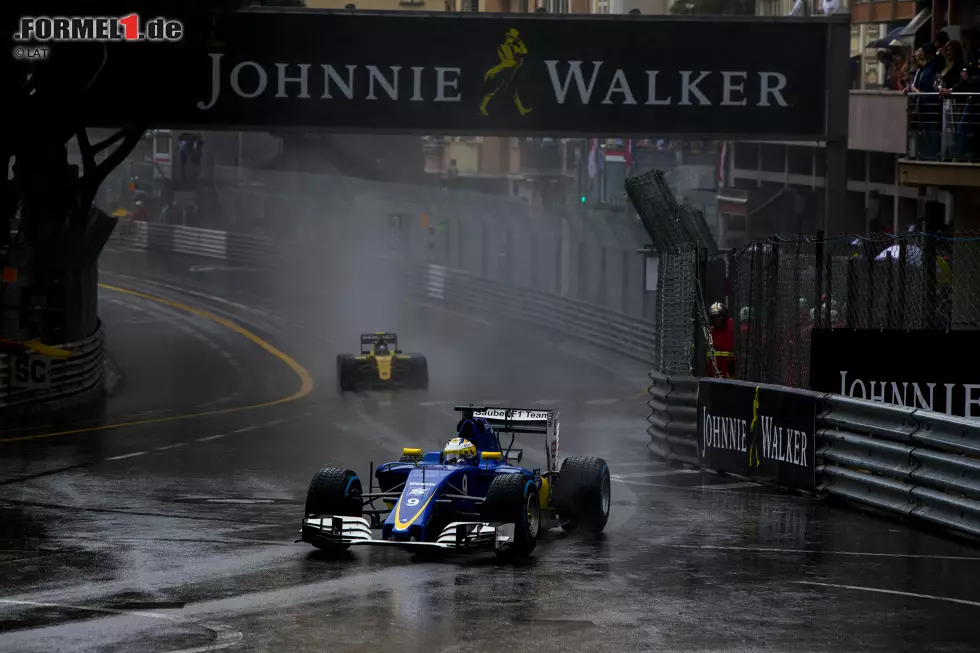 Foto zur News: Marcus Ericsson (Sauber) und Jolyon Palmer (Renault)