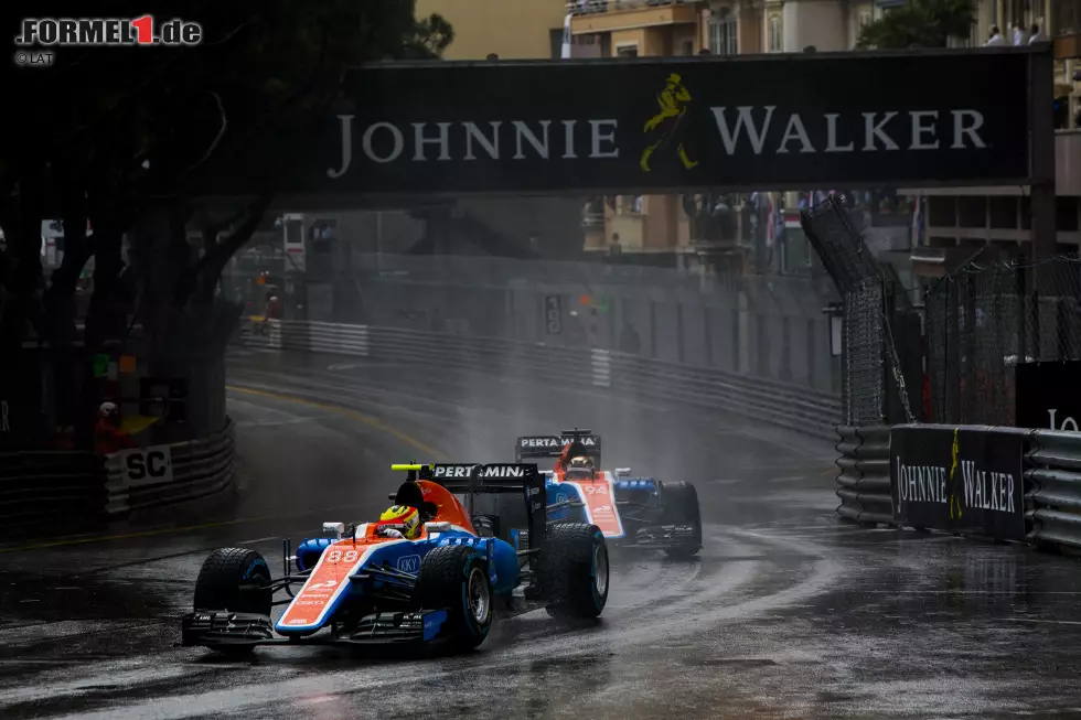 Foto zur News: Rio Haryanto (Manor) und Pascal Wehrlein (Manor)