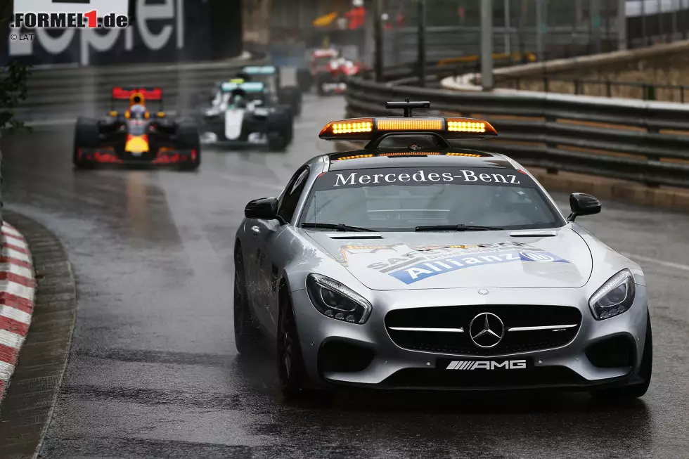 Foto zur News: Daniel Ricciardo (Red Bull) und Nico Rosberg (Mercedes)