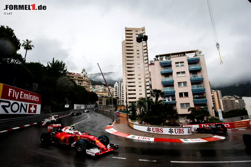 Foto zur News: Kimi Räikkönen (Ferrari) und Esteban Gutierrez (Haas)