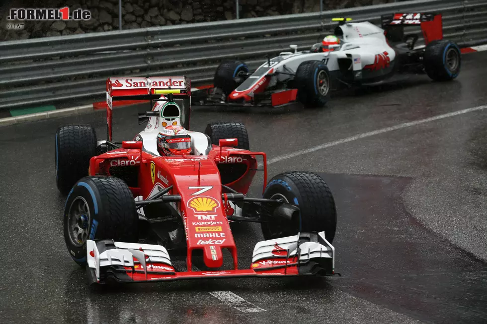 Foto zur News: Kimi Räikkönen (Ferrari) und Esteban Gutierrez (Haas)