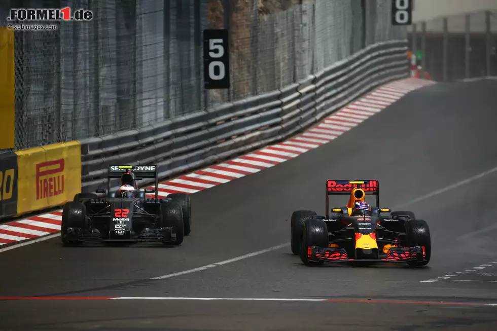 Foto zur News: Jenson Button (McLaren) und Max Verstappen (Red Bull)