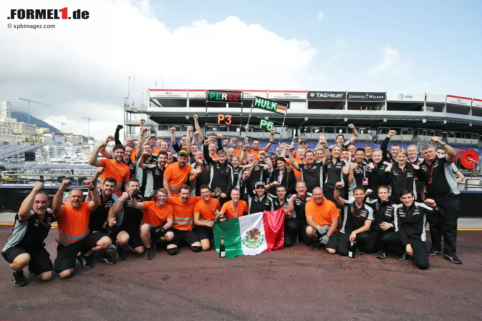 Foto zur News: Sergio Perez (Force India) und Nico Hülkenberg (Force India)