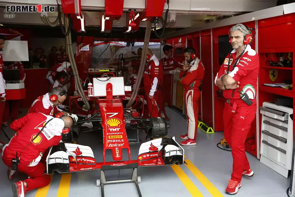 Foto zur News: Maurizio Arrivabene und Kimi Räikkönen (Ferrari)