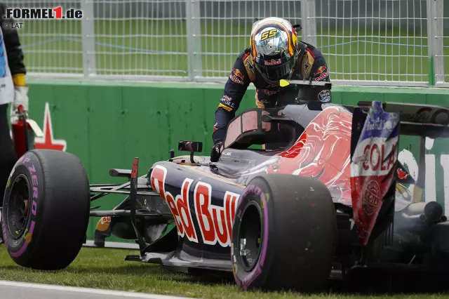 Foto zur News: Carlos Sainz konnte unverletzt aus seinem Boliden steigen, wurde aber nur 16.