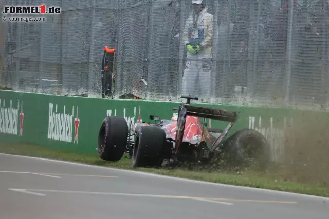 Foto zur News: Carlos Sainz war im Qualifying ein Opfer der Wall of Champions. In Q2 war nach Mauerkontakt Schluss für den Spanier.